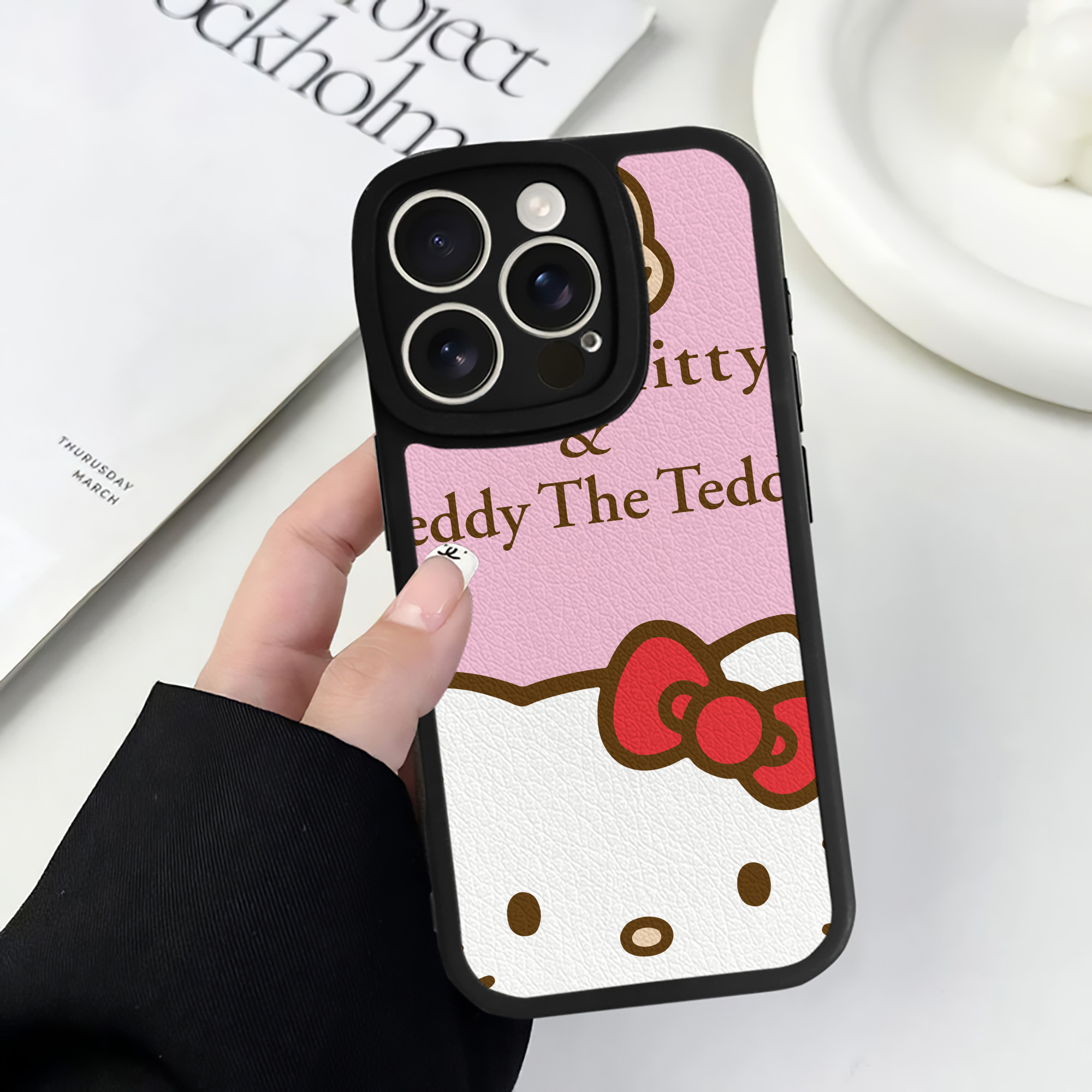（画像用） Hello Kitty ハローキティ 【iPhone 16シリーズ対応】シリコンスマホケース（レザー調） 材質：シリコン